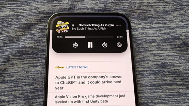iPhone 14 Pro Dynamic Island showing podcast playing
